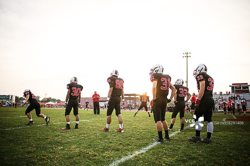 美式橄榄球队在草地上对战图片素材