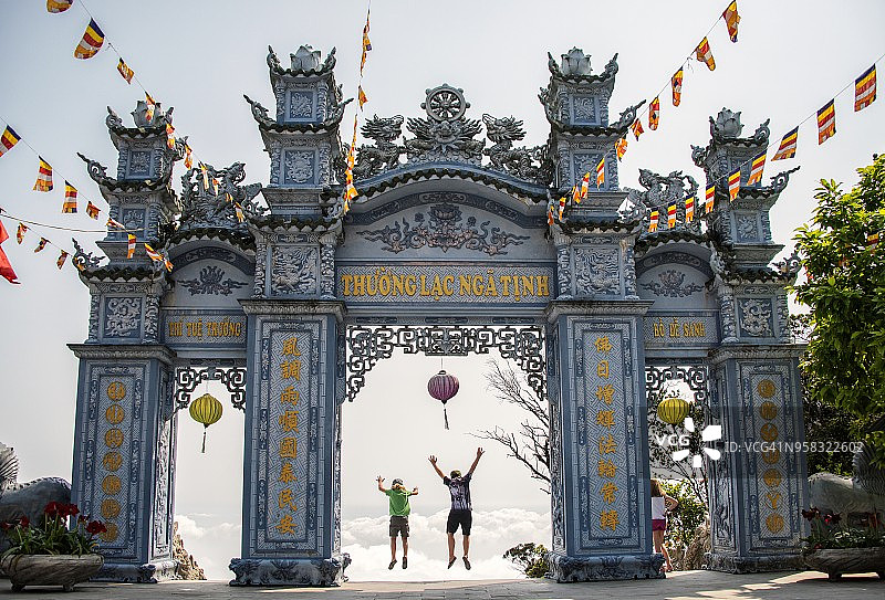 在云上跳跃的男孩，越南岘港巴拿山灵应寺图片素材