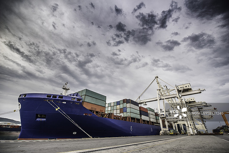 码头上的货船图片素材