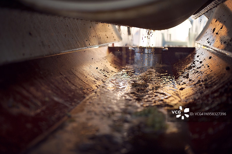 葡萄汁滴入机器的特写图片素材