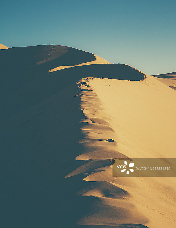 晴空下的沙丘风光图片素材