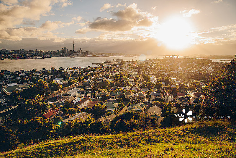 奥克兰港湾日落时分的城市景观图片素材