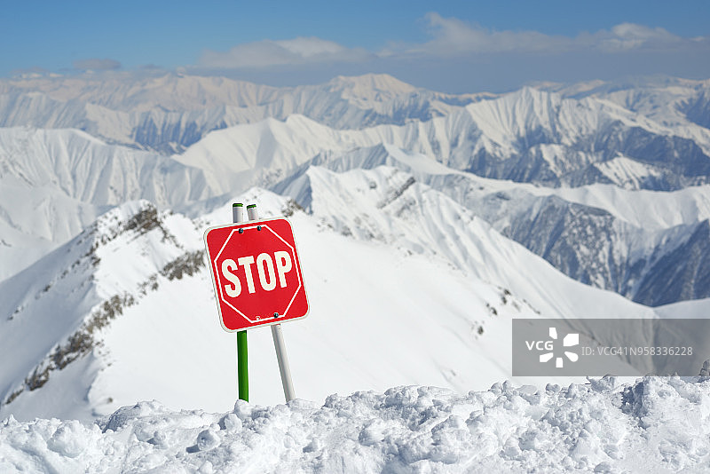 斜坡上的停止标志图片素材
