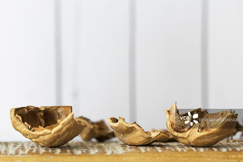 砧板上的核桃壳图片素材