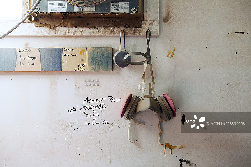 挂在车间墙上的防护装备图片素材