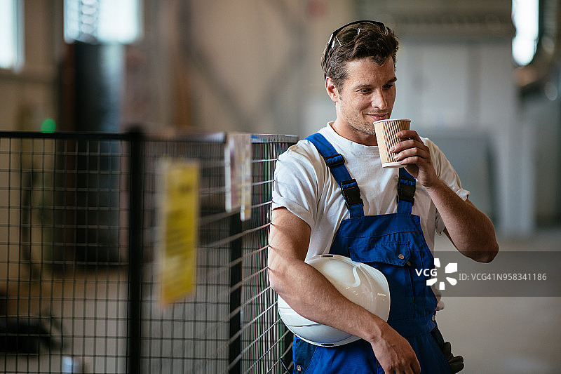 工程师在工厂休息喝咖啡图片素材