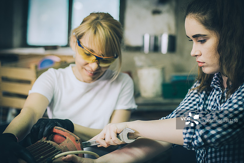 妈妈和女儿修理电机图片素材
