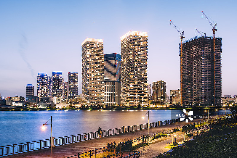 东京湾暮色下的天际线图片素材