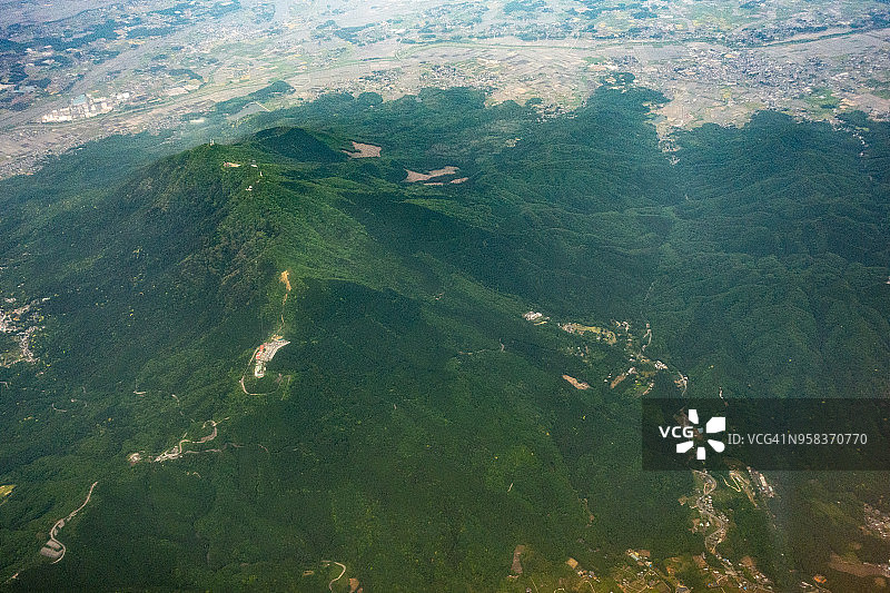 从飞机上看到的日本茨城县筑波山日间航拍景色图片素材