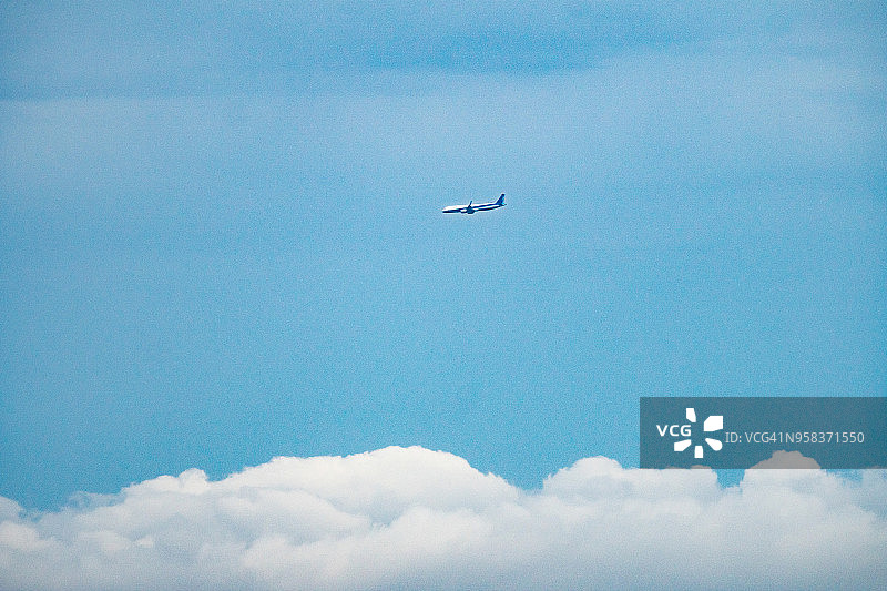 飞机飞越日本上空的云层和蓝天航拍景观图片素材