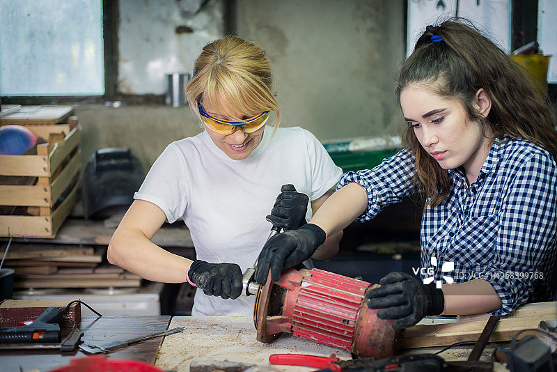 一家人在木工房一起工作图片素材