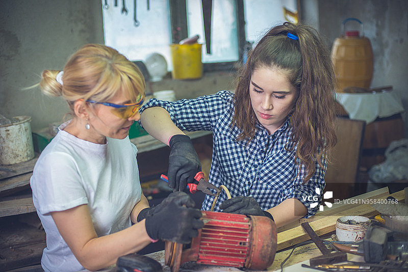 一家人在木工房一起工作图片素材