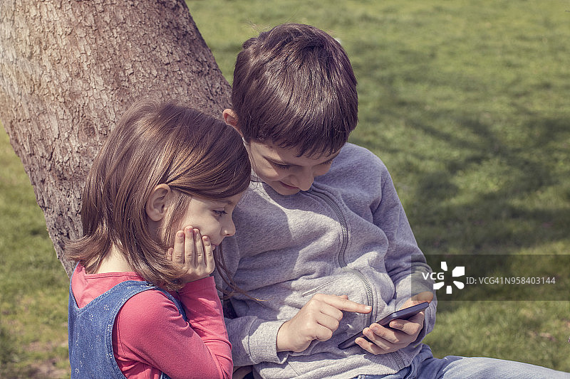 孩子们玩智能手机图片素材
