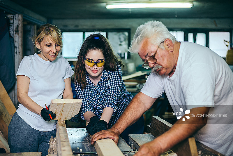 一家人在木工房一起工作图片素材