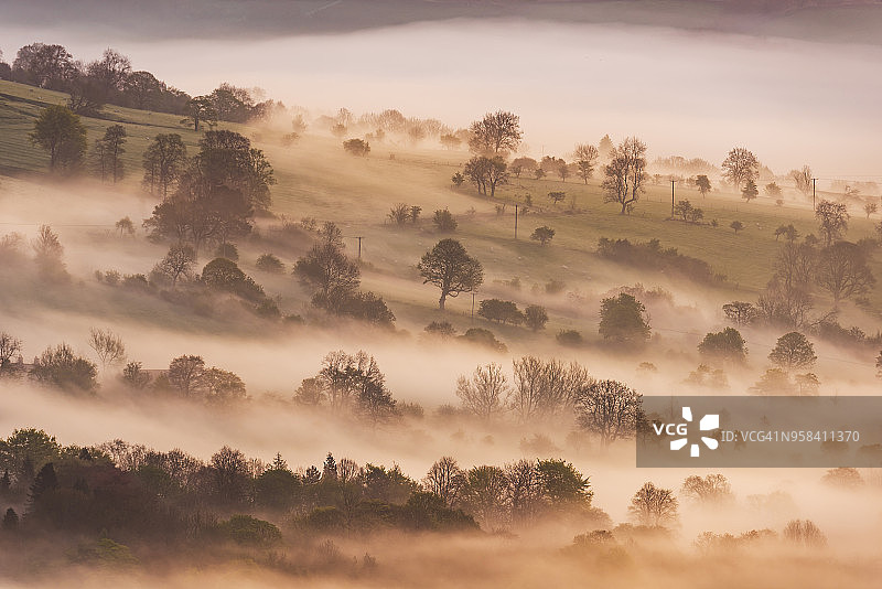 英国英格兰峰区的雾谷图片素材