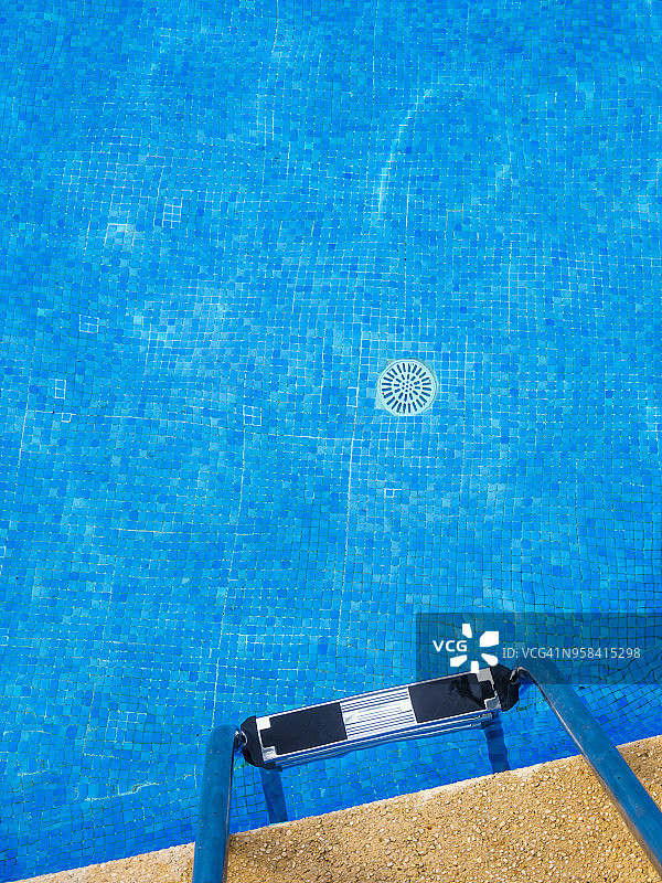 俯瞰游泳池边缘图片素材