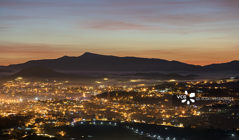 夜幕下的城市——越南大叻鸟瞰图片素材