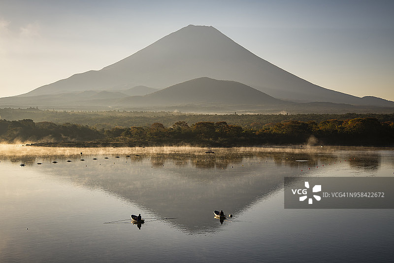 从精进湖眺望富士山图片素材