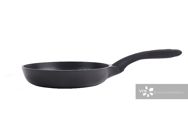 白色背景上孤立的带不粘特氟龙涂层的黑色煎锅图片素材