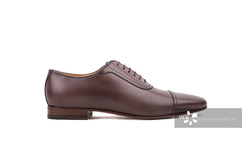 白色背景上棕色皮质男鞋图片素材