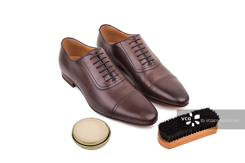 新款棕色皮革男士鞋及鞋油护理套装图片素材