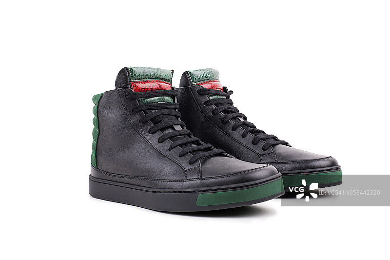 白色背景下的黑色高帮皮质运动鞋图片素材