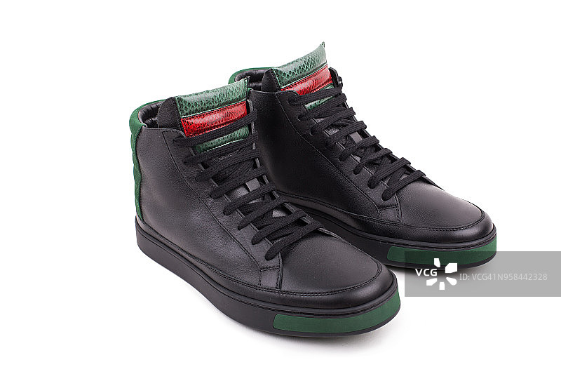 白色背景下的黑色高帮皮质运动鞋图片素材