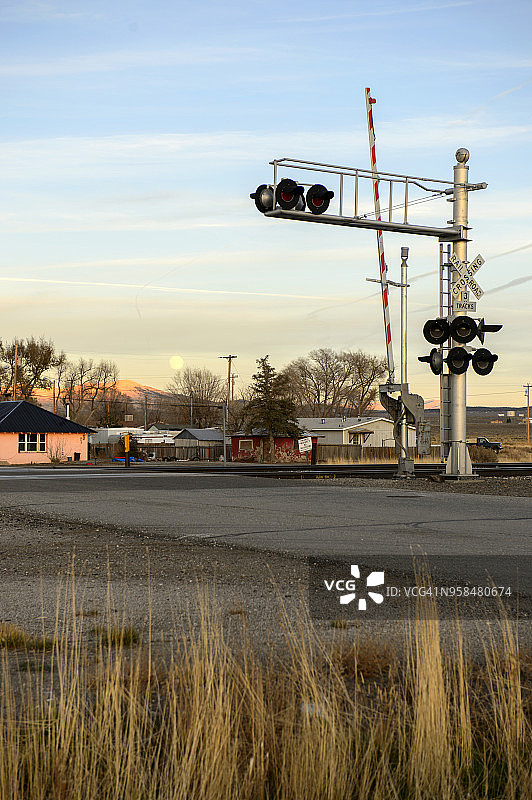 美国内华达州威尔斯的铁路道口标志图片素材