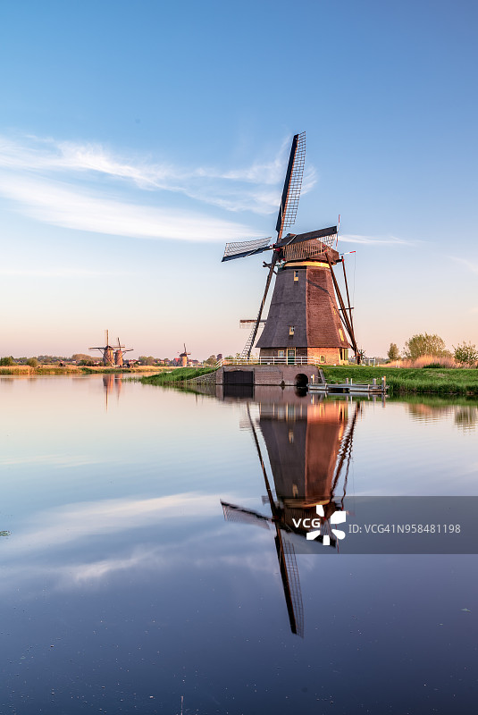 荷兰金德代克在日出时的风车图片素材