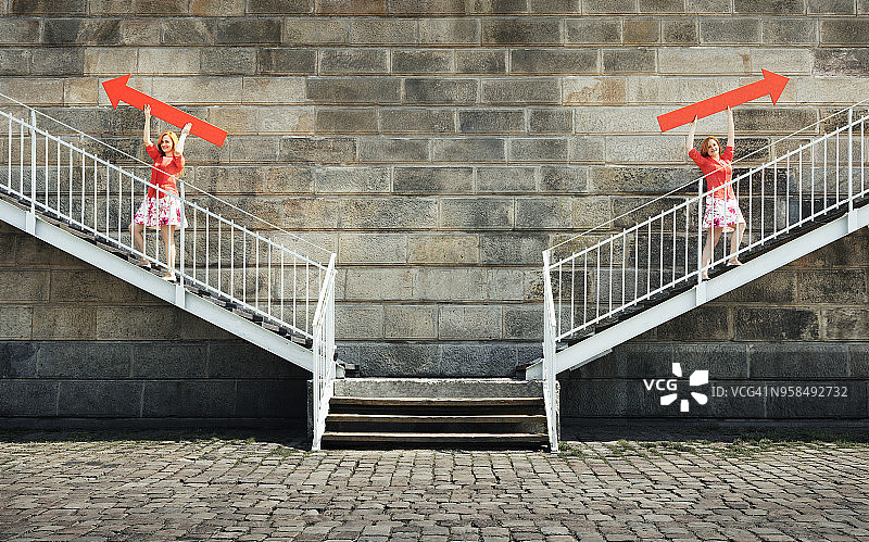 在楼梯上双向行走的女人图片素材