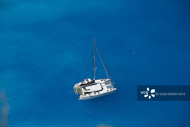 扎金索斯，希腊群岛，纳瓦吉欧海滩附近的船只图片素材