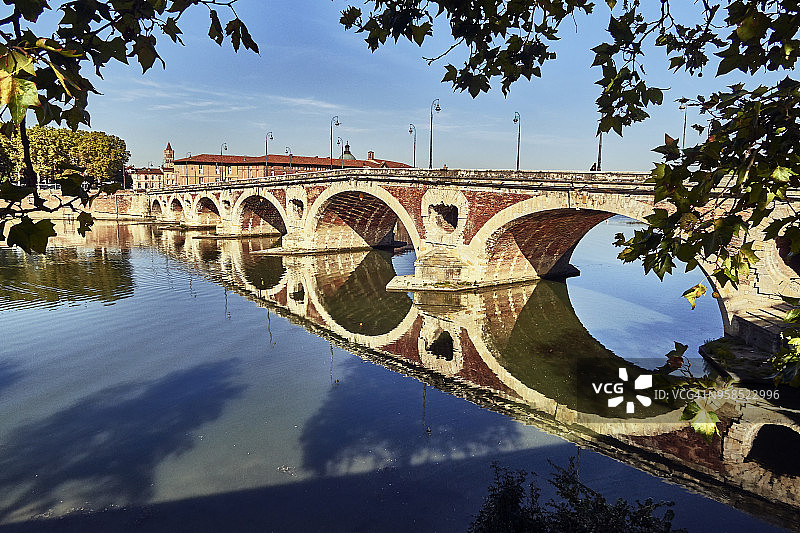 加龙河中倒映的新桥图片素材