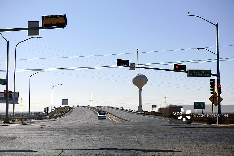 美国新墨西哥州阿拉莫戈多水塔和高速公路图片素材