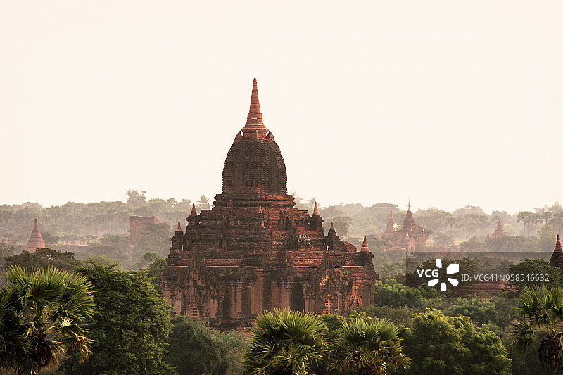 晴空下的狄罗敏洛寺图片素材