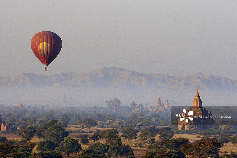 狄罗明洛佛塔与天空中的热气球图片素材