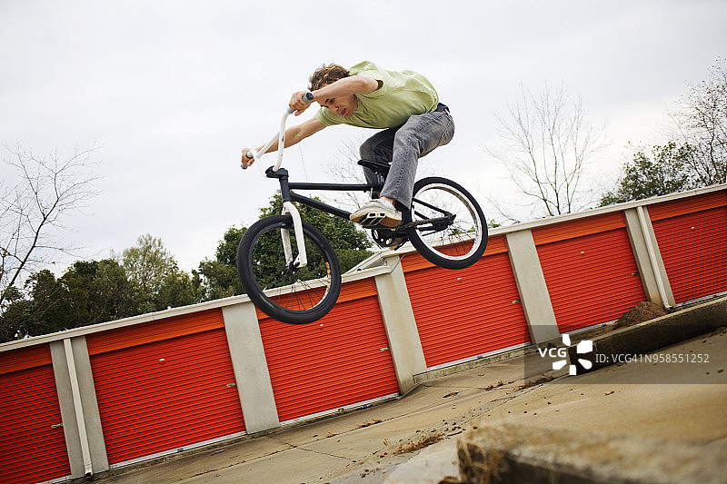 男人在晴朗的天空下表演特技图片素材