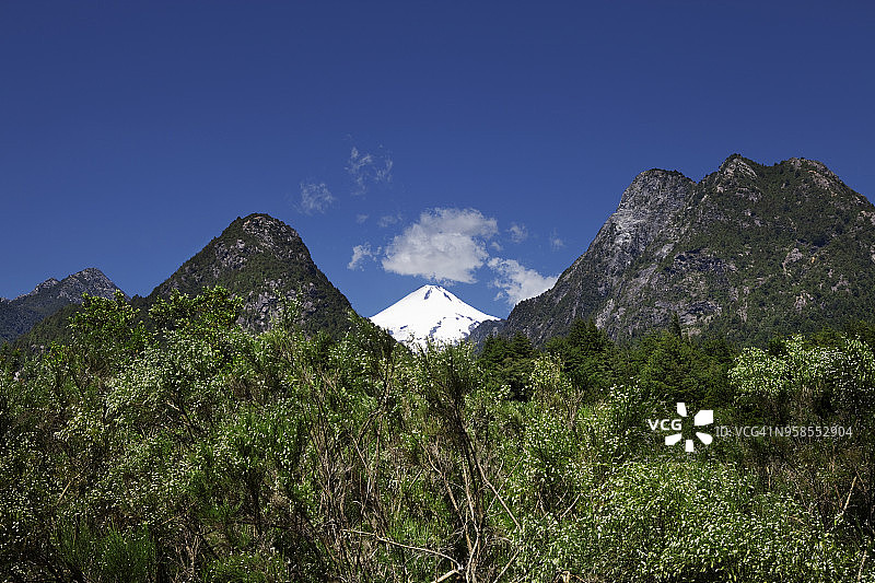 以天空为背景的比利亚里卡山图片素材