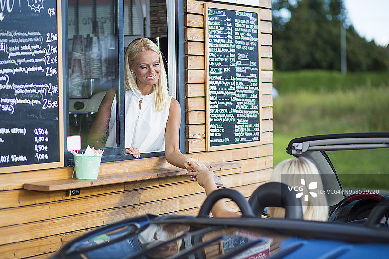 汽车餐厅里的女店员和三明治图片素材