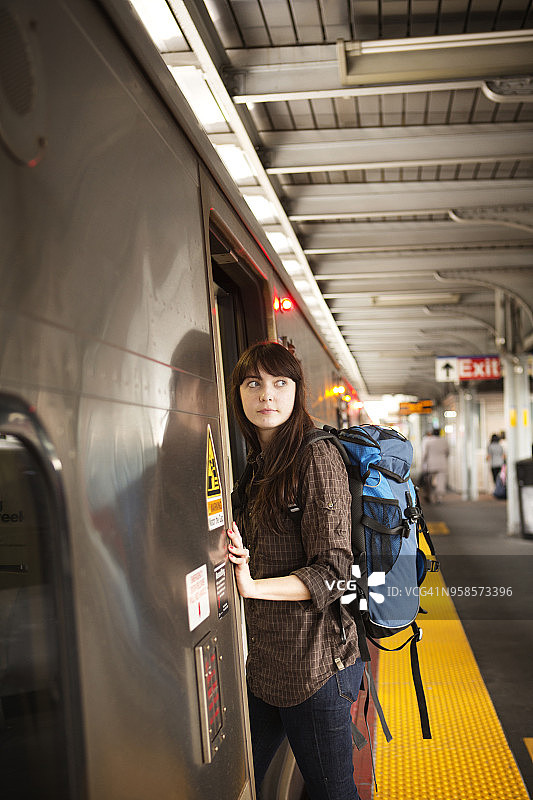 女人上火车时往别处看图片素材