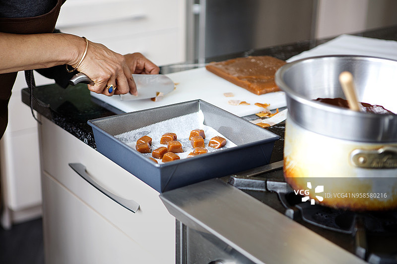 女人在家里的厨房里切甜点食物图片素材