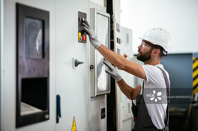 工业技术员在电力变电站操作图片素材