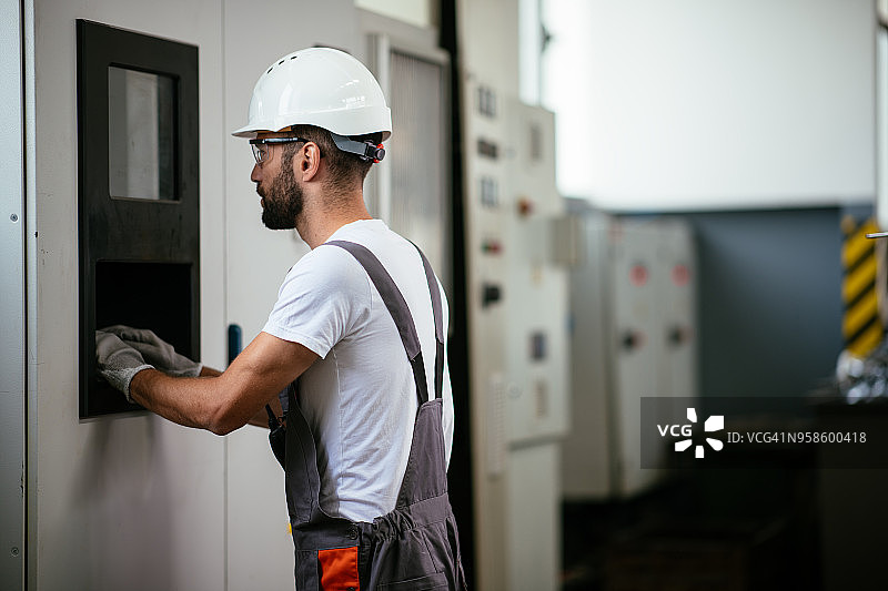 工业技术员检查机器状态图片素材