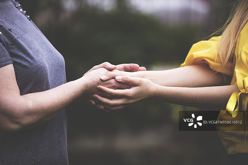 老年和年轻的手图片素材