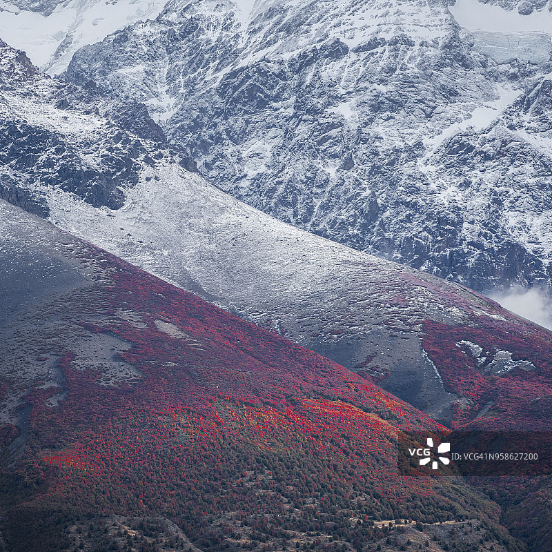 通往别德马冰川的山脉与秋色图片素材