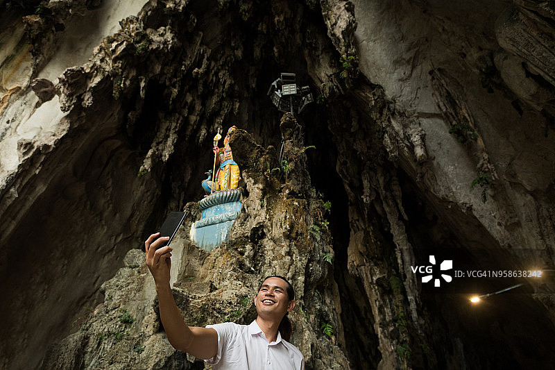 游客参观马来西亚吉隆坡附近的黑风洞图片素材