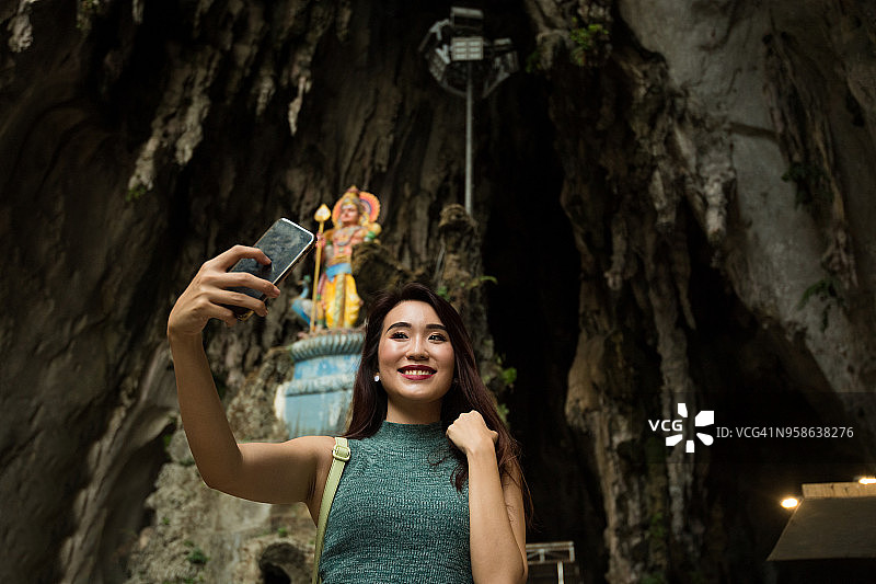 在马来西亚吉隆坡附近黑风洞参观的女游客图片素材