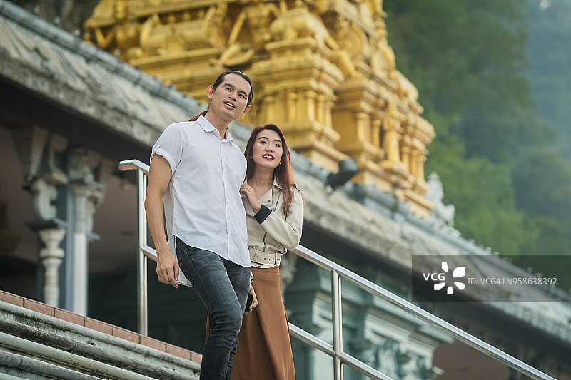 情侣参观马来西亚吉隆坡附近的黑风洞图片素材