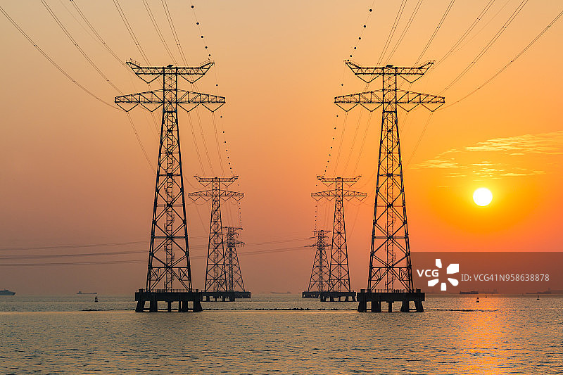 尘埃中海面上的一排高压电塔图片素材