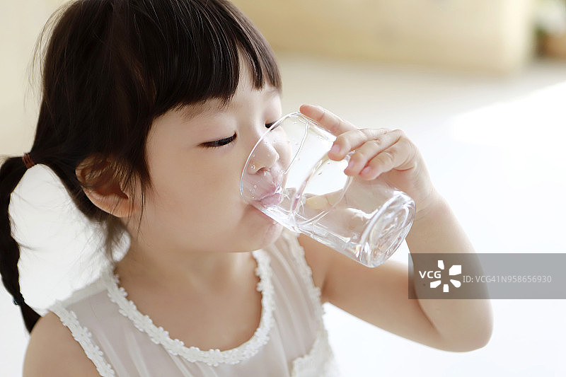 小女孩喝水的特写镜头图片素材