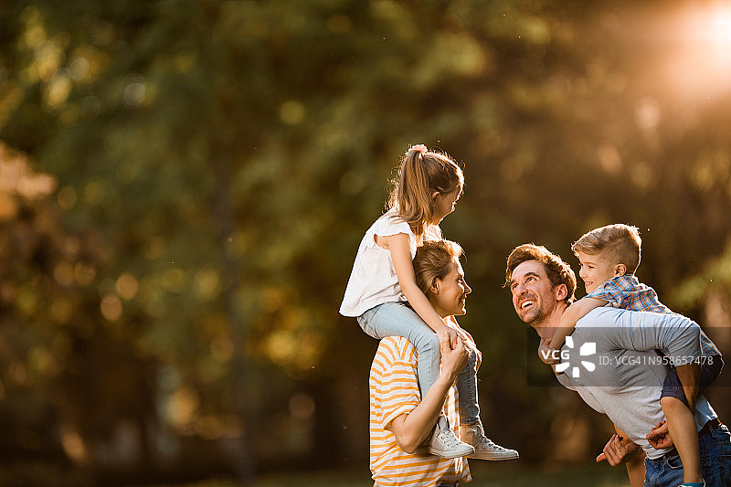 在春日里与孩子们玩耍的快乐父母图片素材